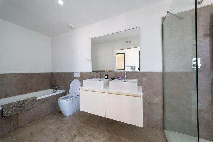 Image No.28-4 Bed Townhouse for sale
