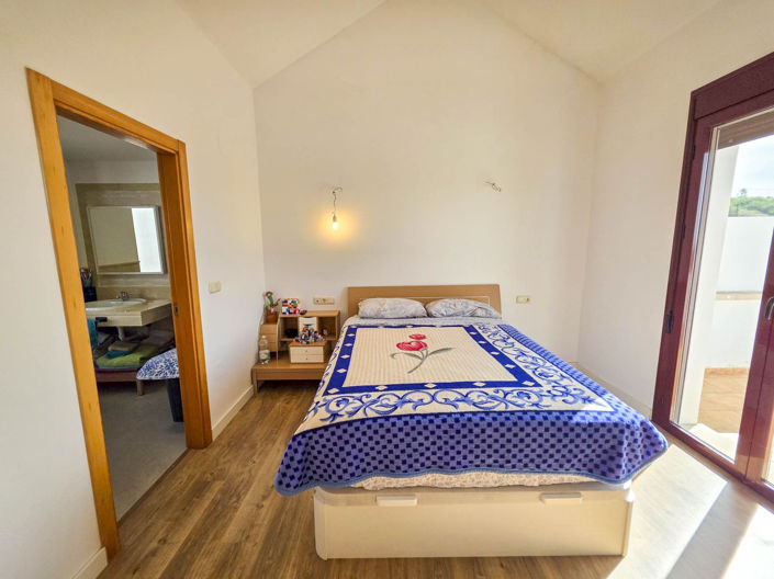 Image No.16-2 Bed Semi-Detached for sale