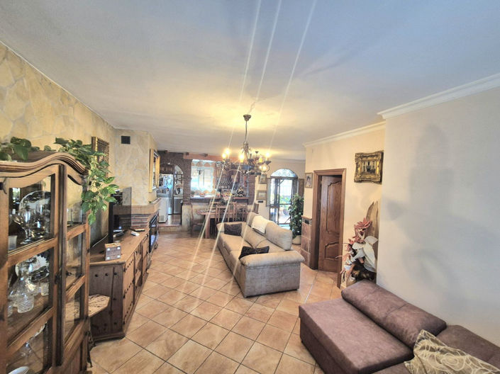 Image No.16-4 Bed Semi-Detached for sale