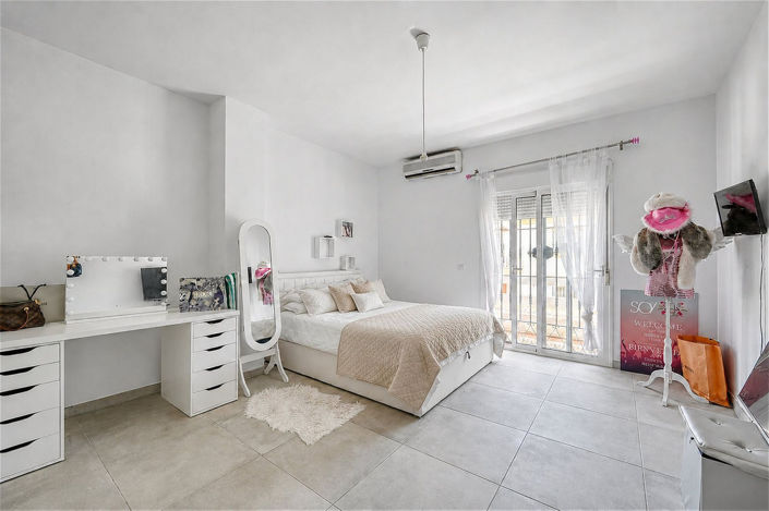 Image No.14-3 Bed Townhouse for sale