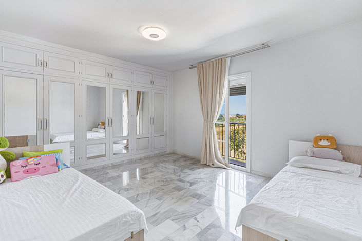 Image No.16-5 Bed Townhouse for sale