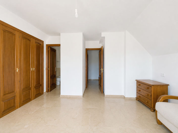 Image No.21-3 Bed Apartment for sale