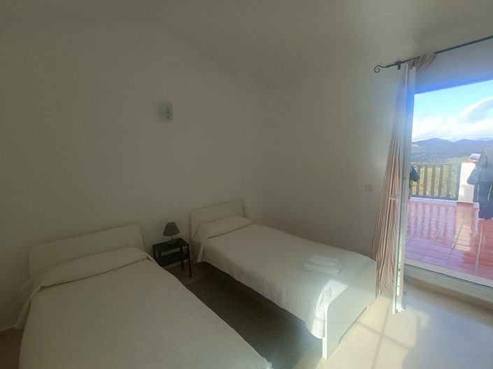 Image No.20-3 Bed Townhouse for sale