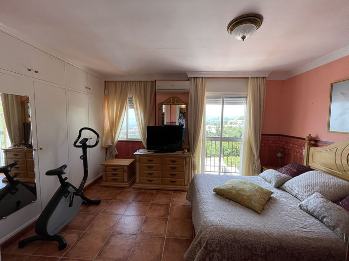 Image No.10-4 Bed Townhouse for sale