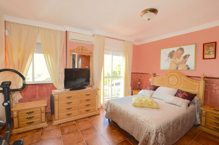 Image No.14-4 Bed Townhouse for sale