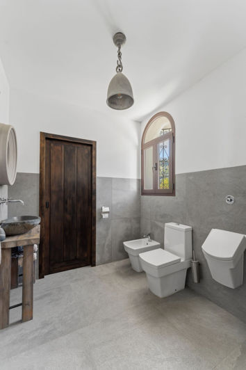 Image No.31-11 Bed Villa for sale