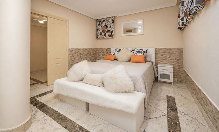 Image No.17-5 Bed Townhouse for sale