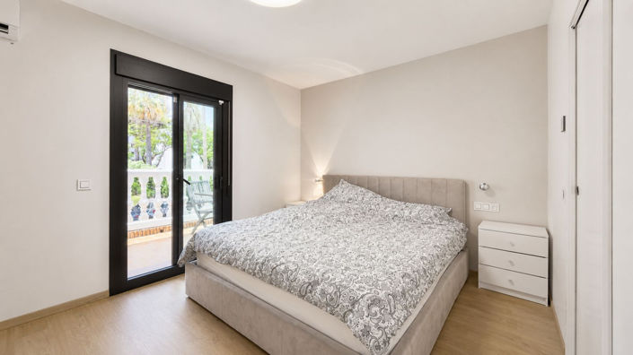 Image No.28-9 Bed Semi-Detached for sale