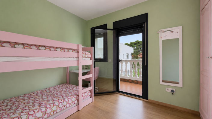 Image No.37-9 Bed Semi-Detached for sale