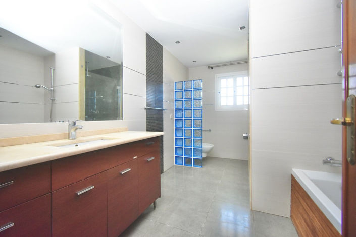 Image No.28-5 Bed Villa for sale