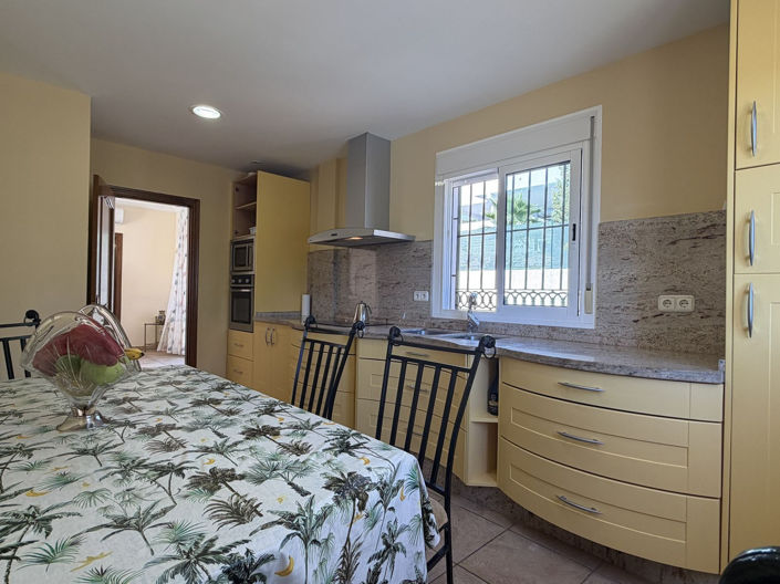 Image No.3-Villa de 4 chambres à vendre à Estepona