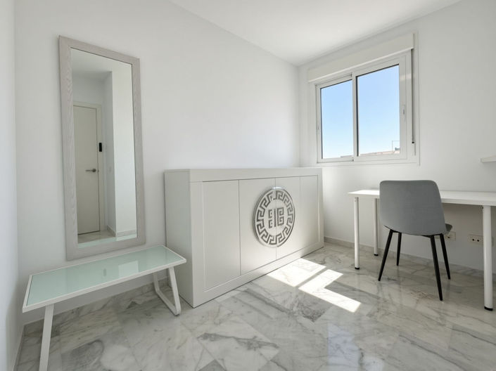 Image No.24-3 Bed Apartment for sale