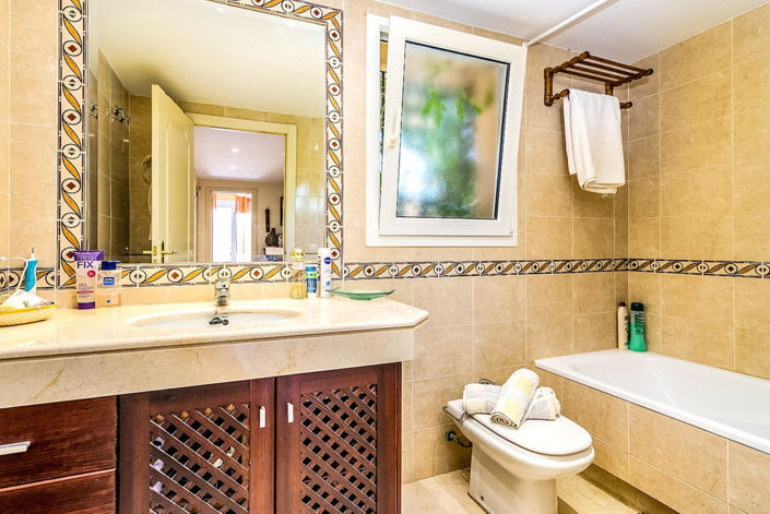 Image No.18-4 Bed Semi-Detached for sale