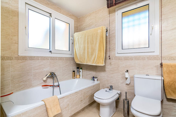 Image No.21-4 Bed Semi-Detached for sale