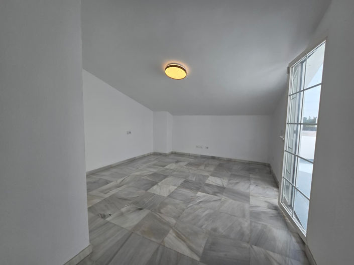 Image No.20-3 Bed Townhouse for sale