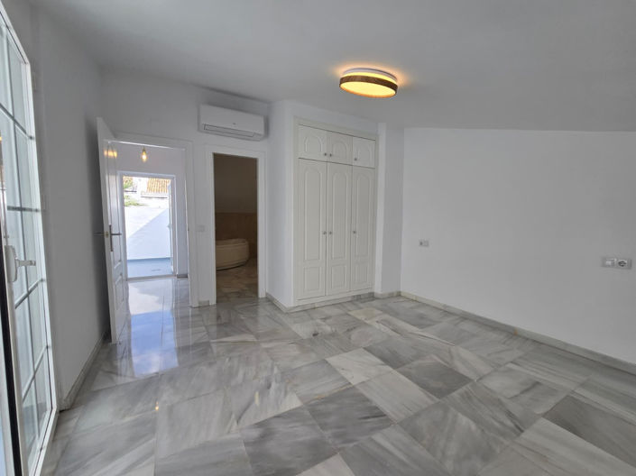 Image No.26-3 Bed Townhouse for sale