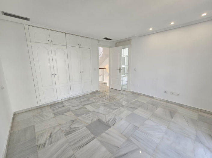 Image No.30-3 Bed Townhouse for sale