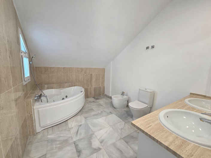 Image No.35-3 Bed Townhouse for sale