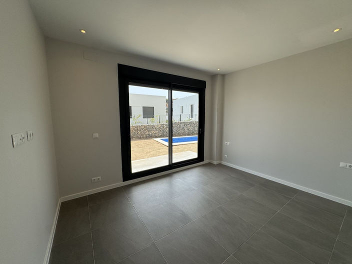 Image No.14-3 Bed Townhouse for sale