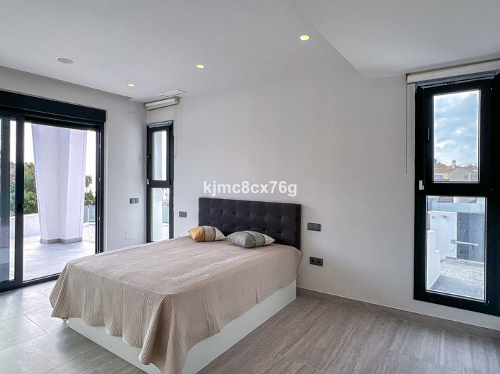 Image No.33-5 Bed Villa for sale