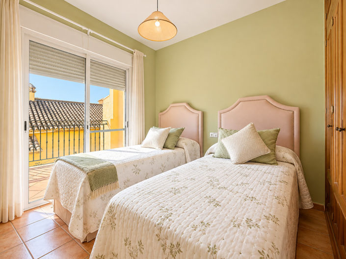Image No.17-4 Bed Townhouse for sale