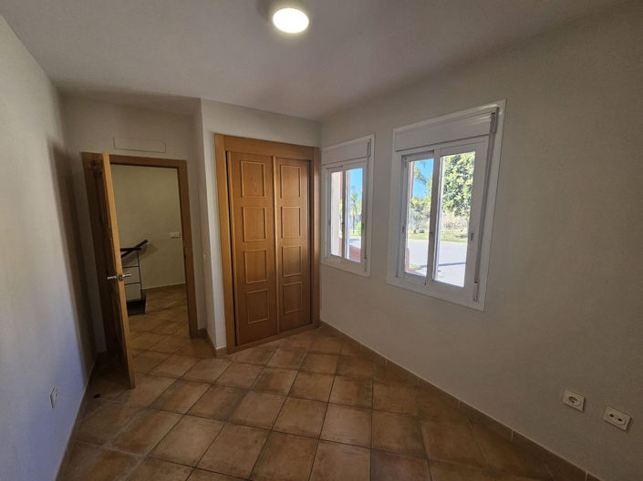 Image No.17-4 Bed Townhouse for sale