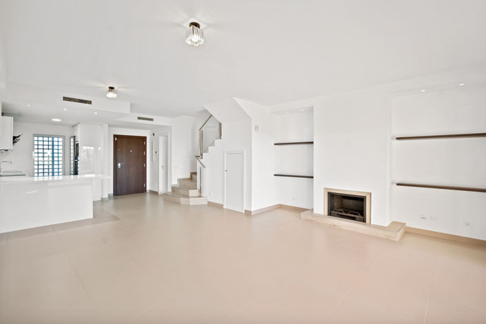 Image No.24-4 Bed Townhouse for sale