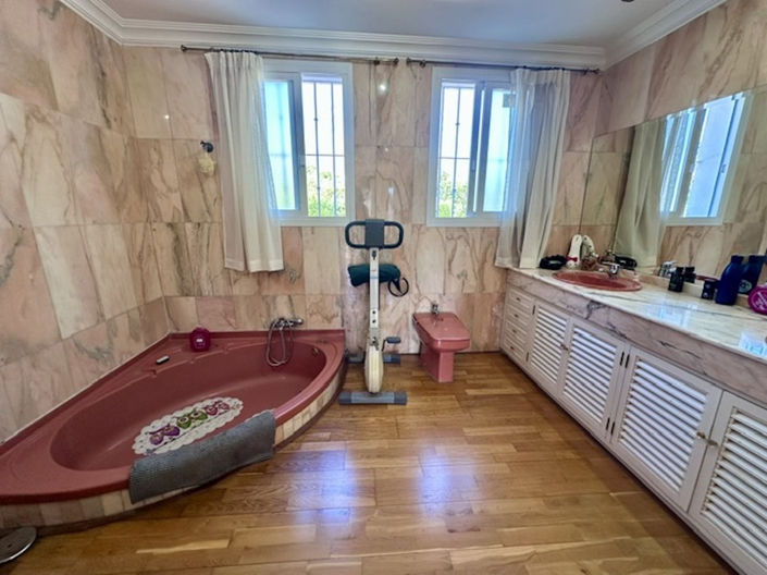 Image No.37-5 Bed Villa for sale