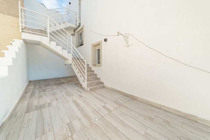 Image No.20-6 Bed Semi-Detached for sale