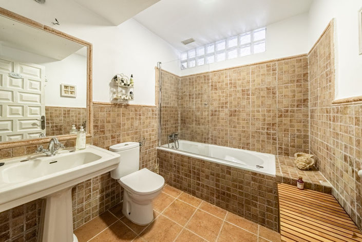 Image No.24-6 Bed Semi-Detached for sale