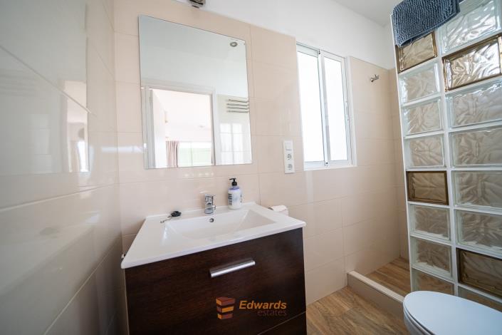 Image No.21-4 Bed House for sale