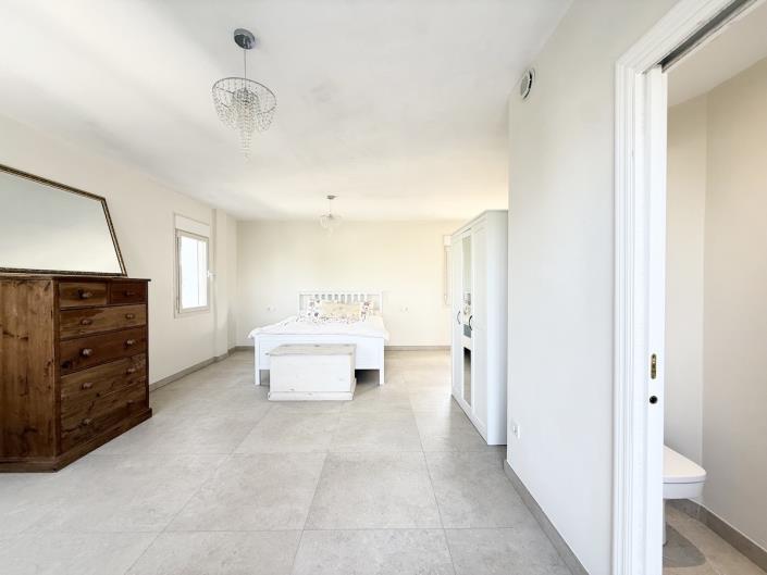 Image No.47-3 Bed Chalet for sale