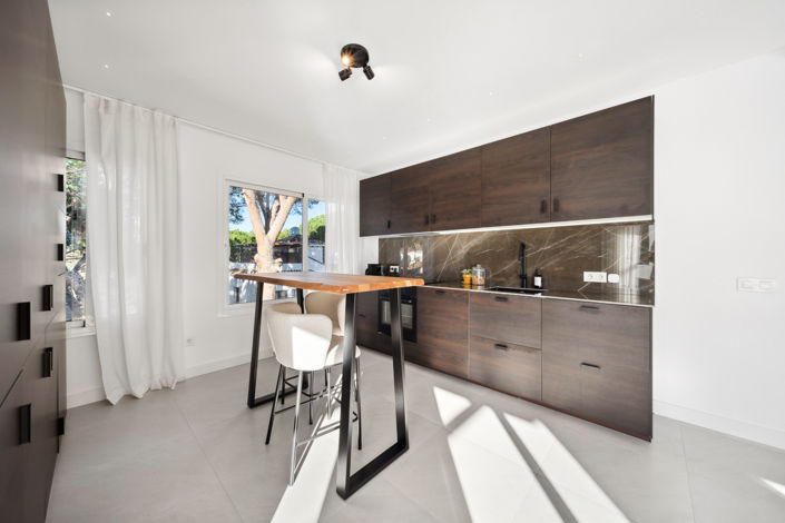 Image No.10-3 Bed Property for sale