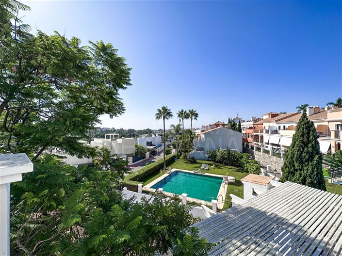 Image No.2-4 Bed House for sale