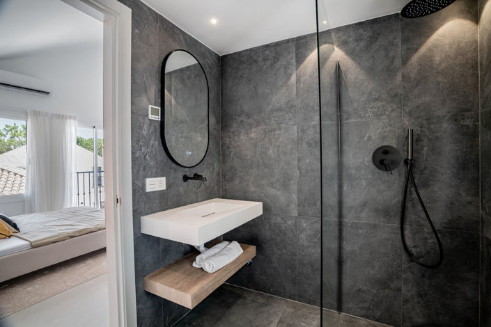 Image No.25-4 Bed Property for sale