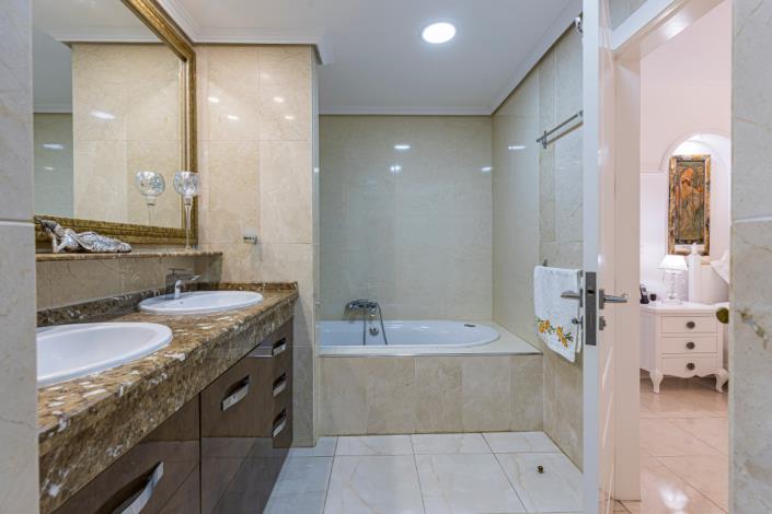 Image No.12-5 Bed Villa / Detached for sale