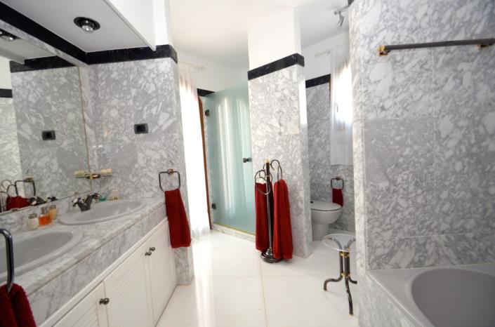 Image No.26-6 Bed Villa / Detached for sale