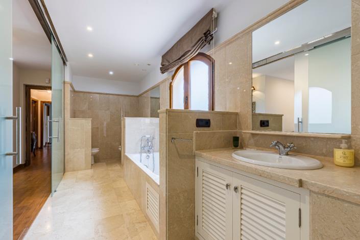 Image No.22-6 Bed Villa / Detached for sale