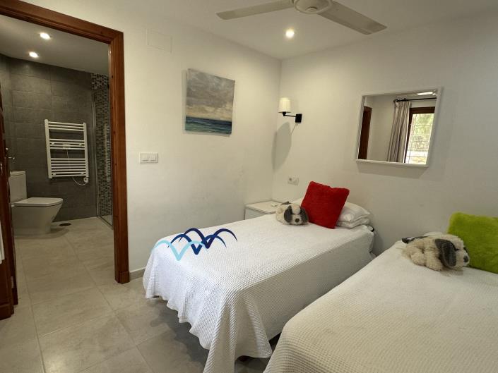 Image No.19-4 Bed Semi-Detached for sale