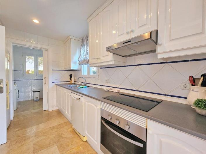 Image No.12-5 Bed Villa / Detached for sale