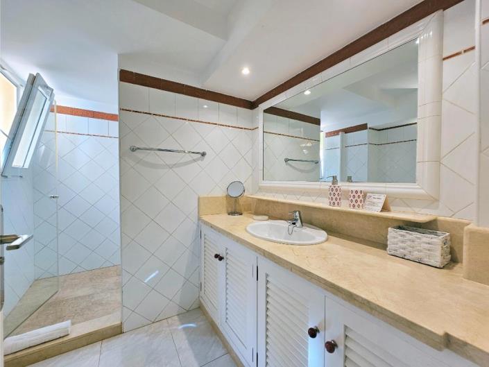 Image No.49-5 Bed Villa / Detached for sale