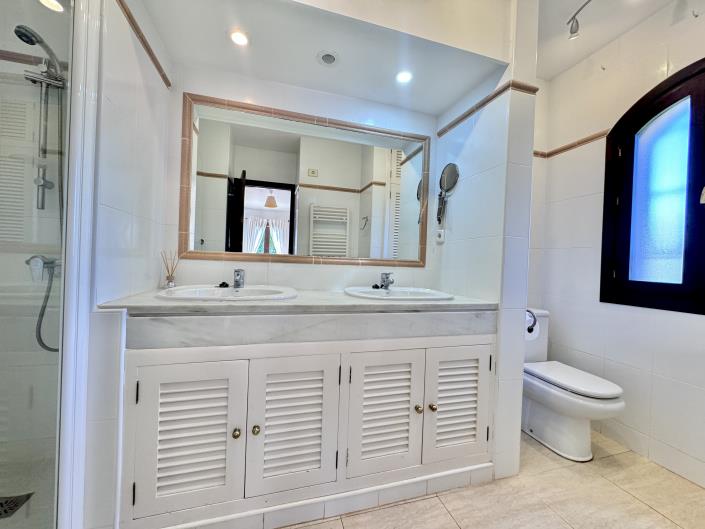 Image No.13-7 Bed Villa / Detached for sale