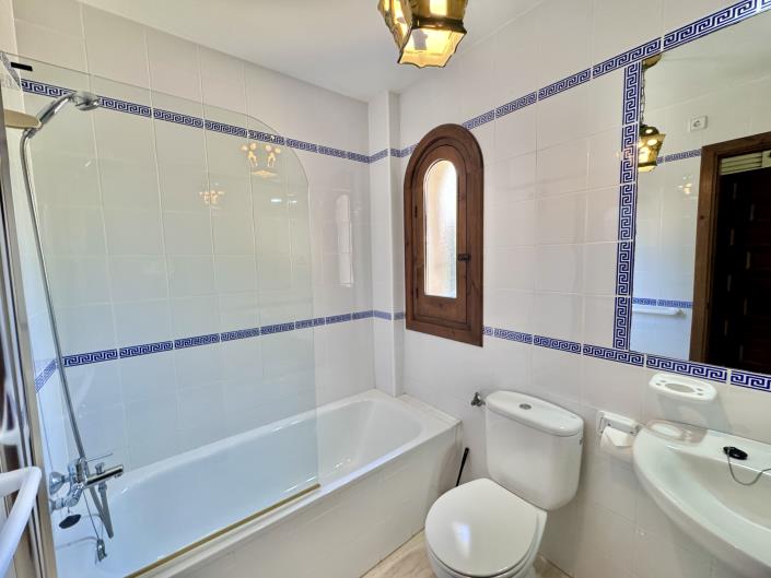 Image No.32-7 Bed Villa / Detached for sale