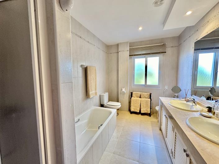 Image No.13-4 Bed Villa / Detached for sale