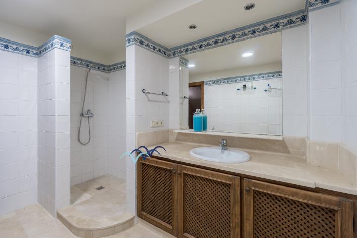 Image No.43-5 Bed Chalet for sale