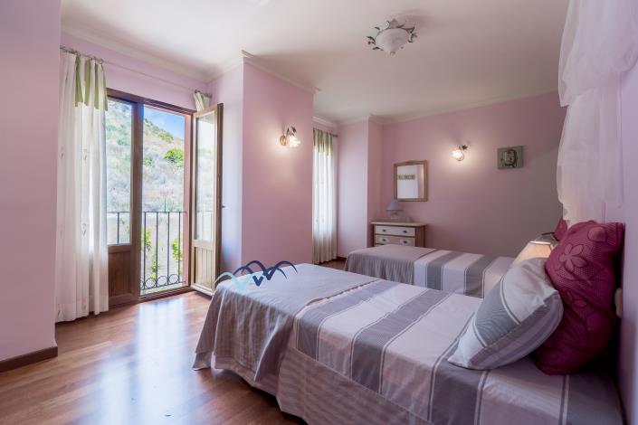 Image No.32-5 Bed Chalet for sale