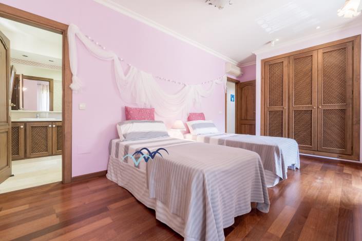 Image No.33-5 Bed Chalet for sale