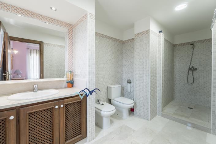 Image No.34-5 Bed Chalet for sale