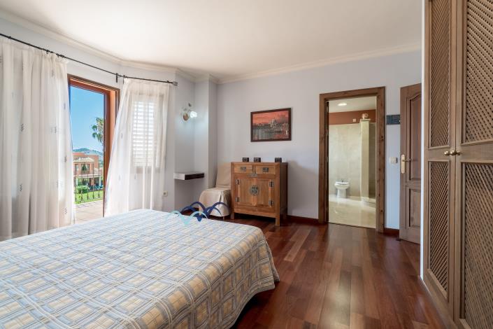 Image No.24-5 Bed Chalet for sale