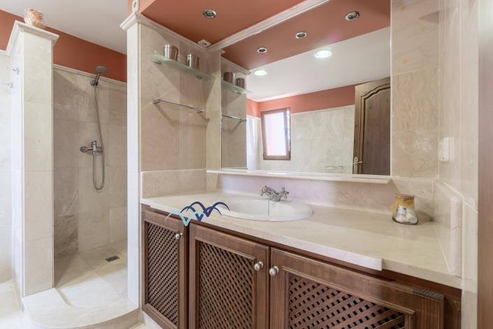 Image No.27-5 Bed Chalet for sale